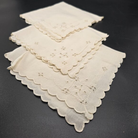 Vintage Cream Embroidered Linen Napkins With Scalloped Edges Set of 4 JJ3965 - Picture 2 of 5